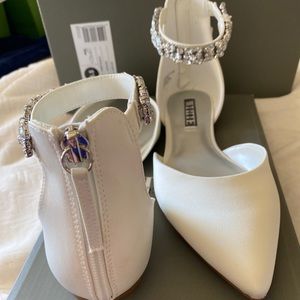 VERA WANG Flats MIVORY Zip Back, Rhinestone, Pointed Toe, Women's 8.5 Never Hsed